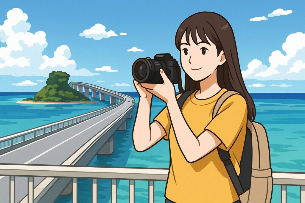 古宇利大橋で観光する女性のイラスト。黄色のTシャツを着て、バックパックを背負い、カメラを持って橋を背景に撮影している。