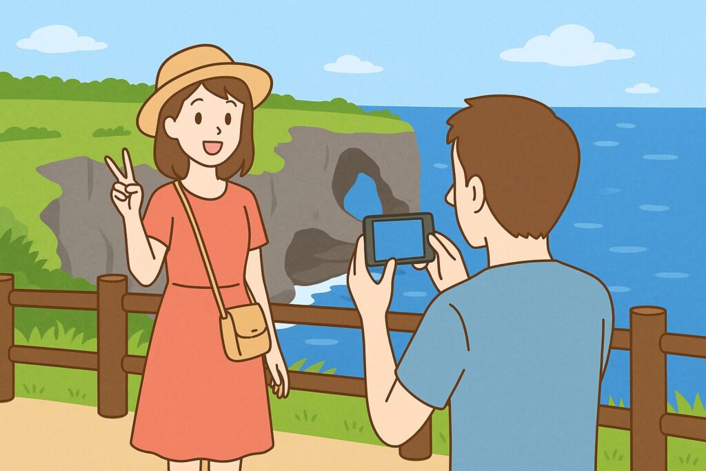 観光地で写真を撮るカップルのイラスト。女性はピースサインをしてポーズを取り、男性がカメラで撮影している様子が描かれている。
